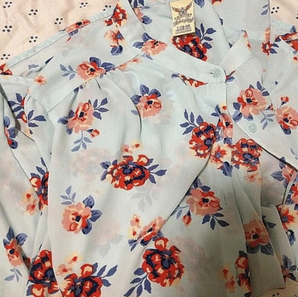 🌸 Beautiful floral button down top - Picture 12 of 12